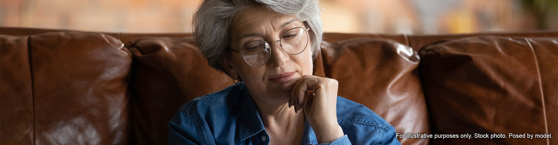 سيدة تقرأ على الكمبيوتر المحمول